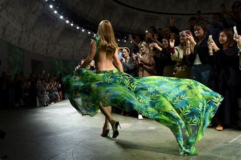 vestito jlo versace|abito verde di versace.